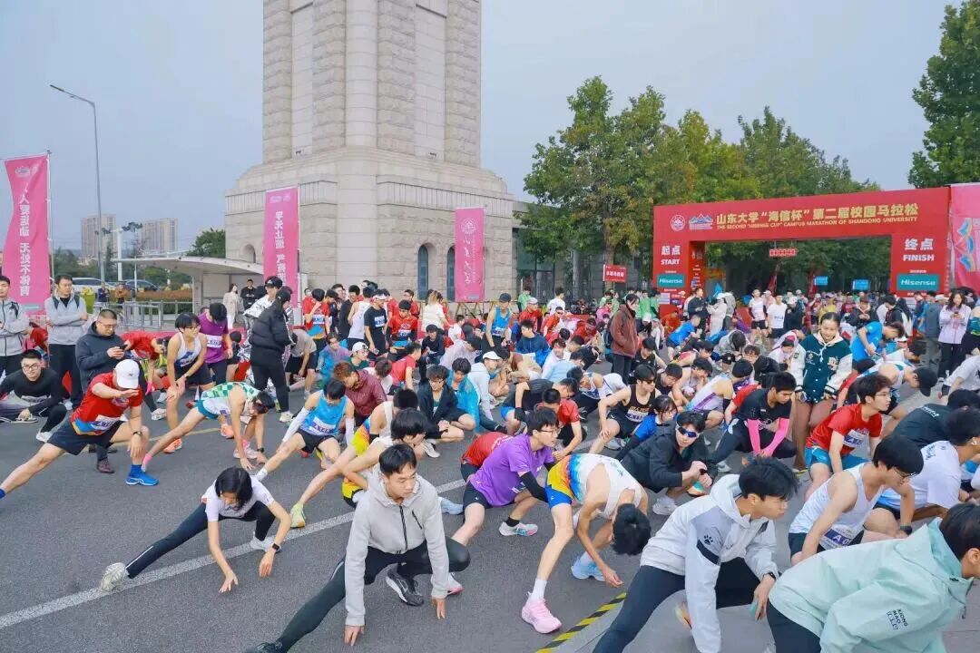 山大華天參加山東大學“海信杯”第二屆校園馬拉松領操員帶領熱身